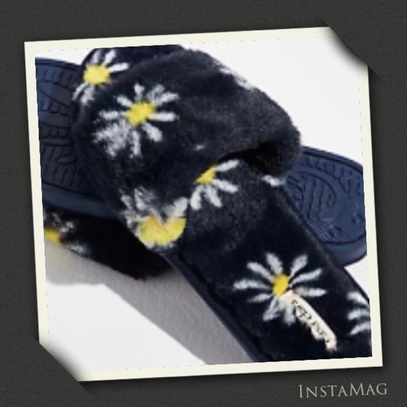 CASA CLARA Oopsy Daisy Faux Fur Slippers